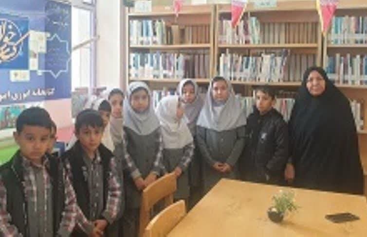 اهدای کتاب در نیشابور و تایباد/ شعرخوانی در بردسکن