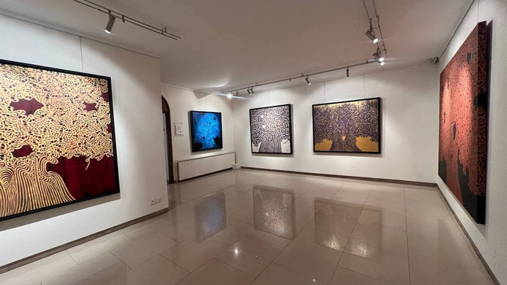 آثار تازه امید خاکباز هنرمند نقاشیخط با عنوان «نام من درخت» به نمایش درآمد