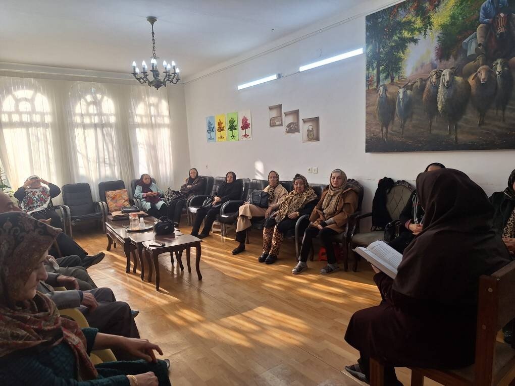 انس دادن سالمندان با مطالعه/ سالهای پیری با کتاب راحتتر میگذرد