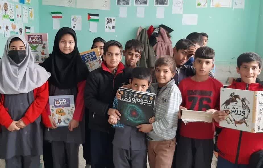 برنامههای فرهنگی کتابخانه سیار طرقبه و شاندیز/ اهدای کتاب در گناباد