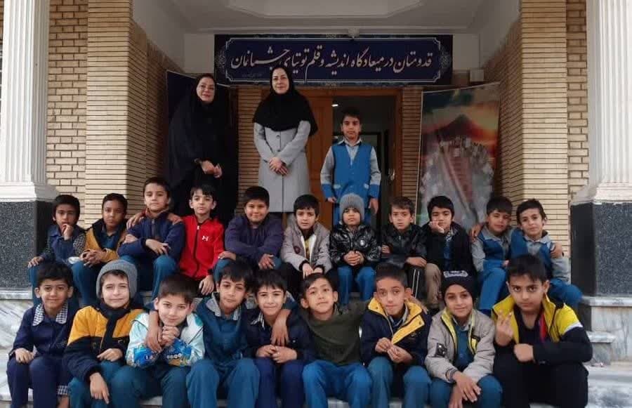 برنامههای فرهنگی کتابخانه سیار طرقبه و شاندیز/ اهدای کتاب در گناباد