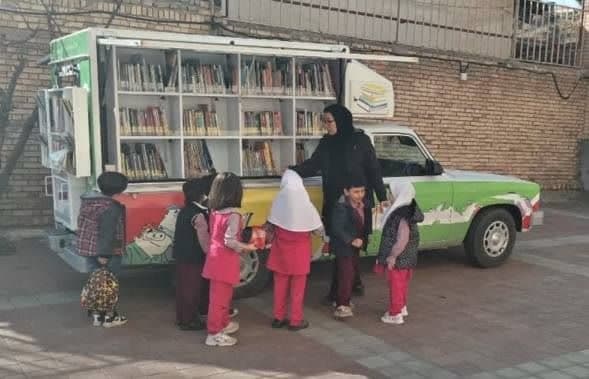 برنامههای فرهنگی کتابخانه سیار طرقبه و شاندیز/ اهدای کتاب در گناباد