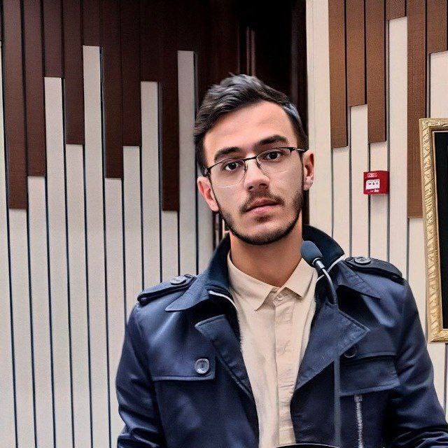 آفت فاصله حلقههای ادبی از عقلانیت / شعر انقلاب منحصر به بیان کلیشهها نیست