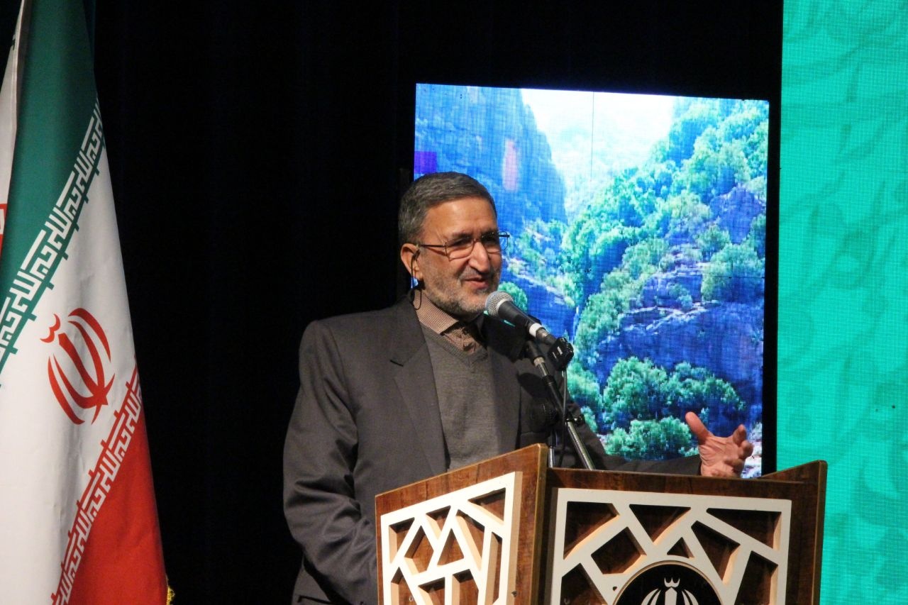 تجلیل از پیشکسوتان برای نسل آینده ارزشآفرین است / شاعران لرستان در تراز ملی هستند