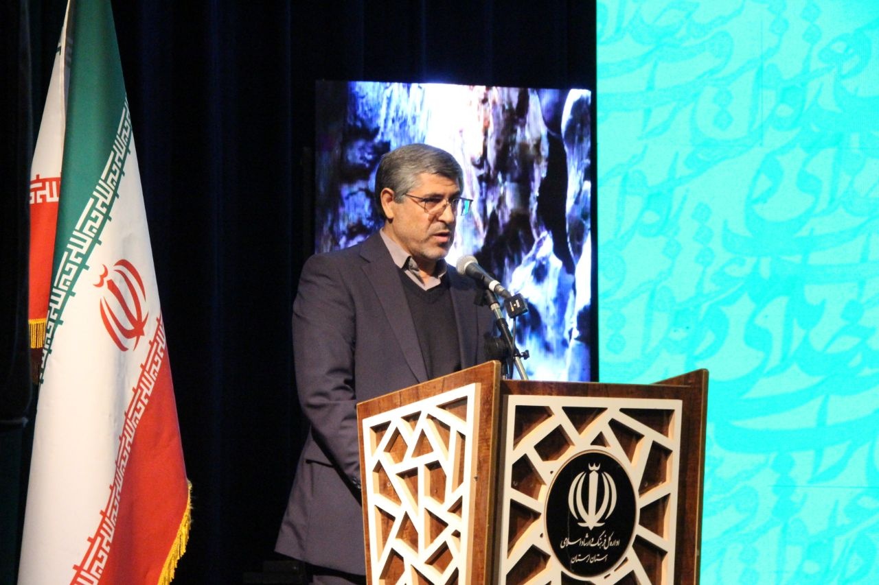 تجلیل از پیشکسوتان برای نسل آینده ارزشآفرین است / شاعران لرستان در تراز ملی هستند