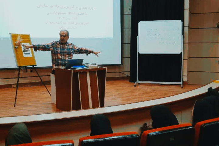 دوره کاربردی و عملی نمایشنامه خوانی و رادیو تئاتر در هرمزگان برگزار شد