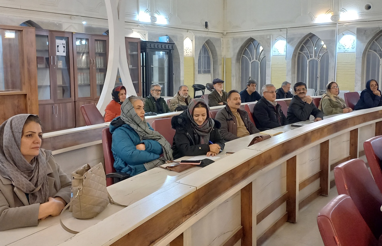 زیبایی درخت به برگ و زیبایی آدمی به پاکدامنی است