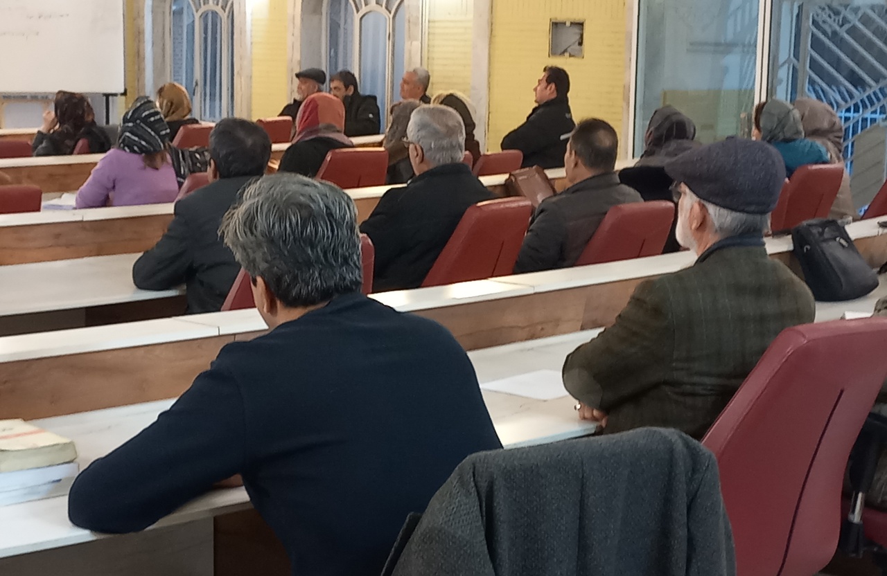 زیبایی درخت به برگ و زیبایی آدمی به پاکدامنی است