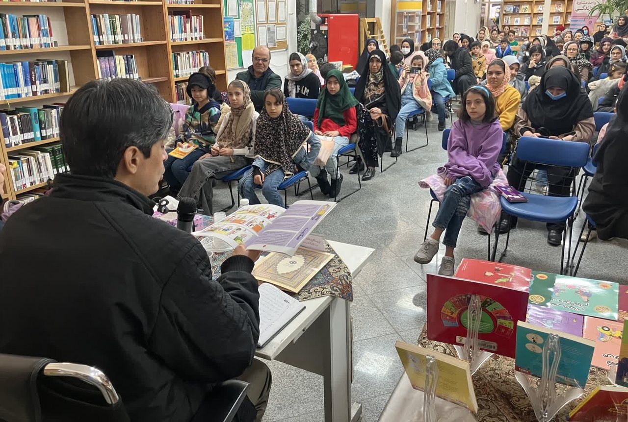 آیین امضای کتاب «قصههای من و بچههام» در اراک برگزار شد