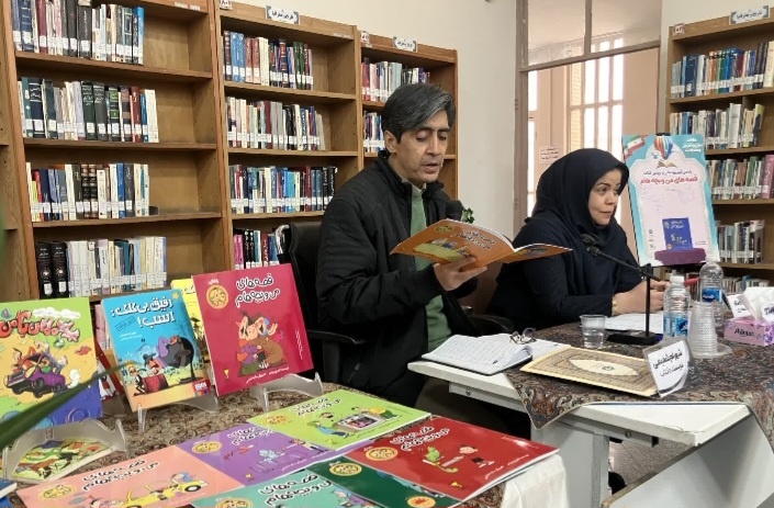 آیین امضای کتاب «قصه‌های من و بچه‌هام» در اراک برگزار شد