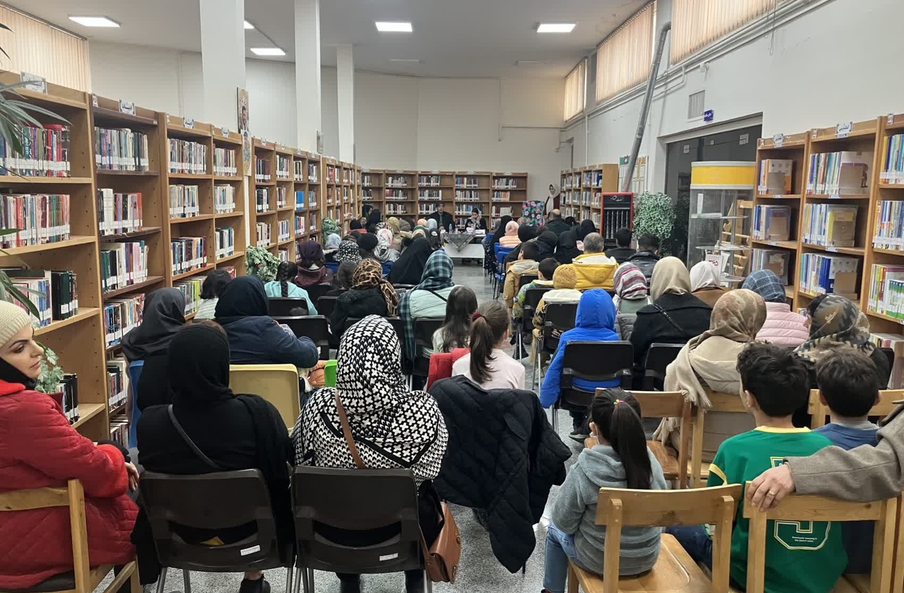 آیین امضای کتاب «قصههای من و بچههام» در اراک برگزار شد