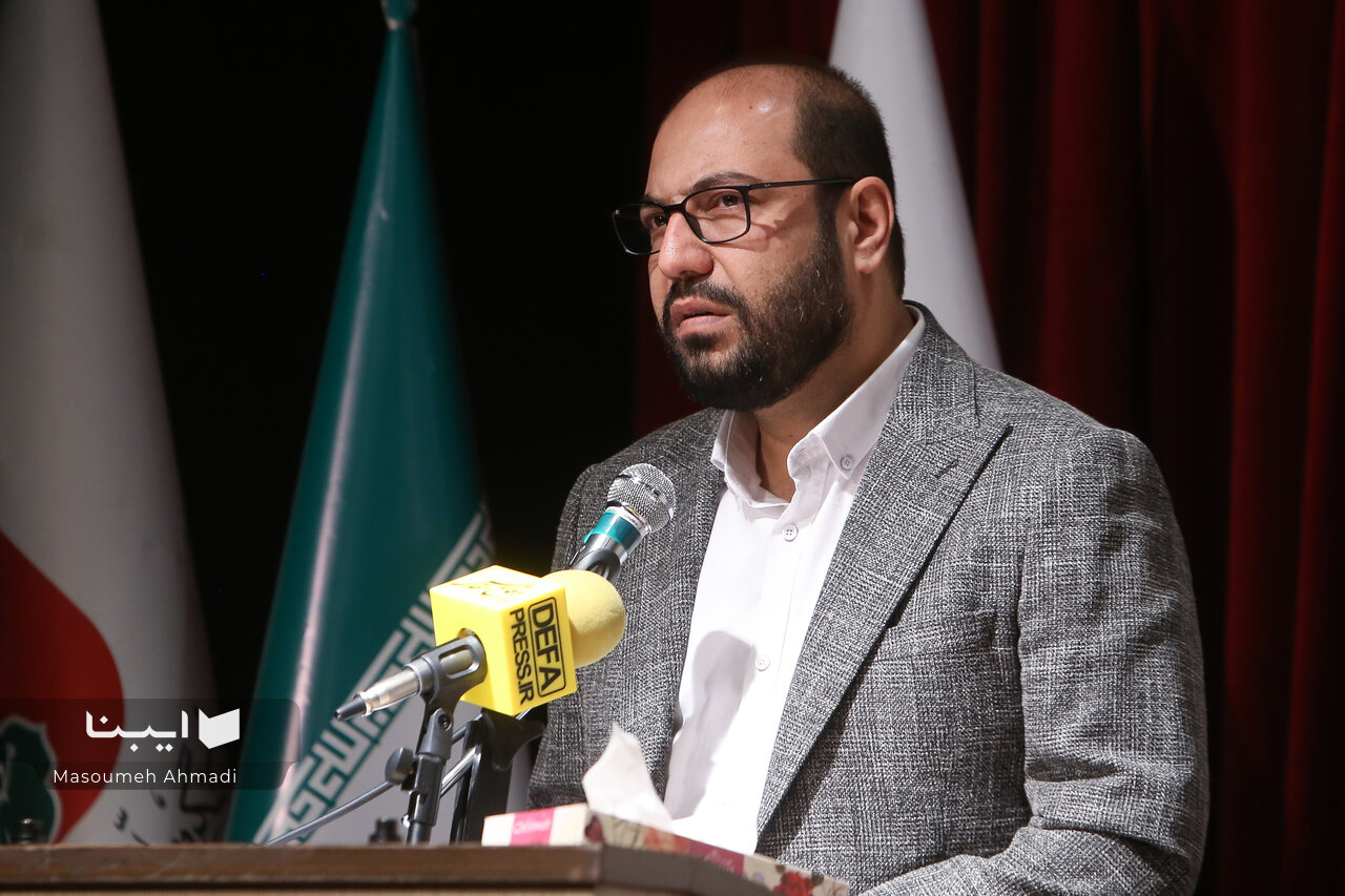 نمایش جهان از زاویه دید زنانه با تمرکز بر درونیات شخصیتها/فرار نویسنده از کلیشهها و چارچوبهای سنتی جنگ