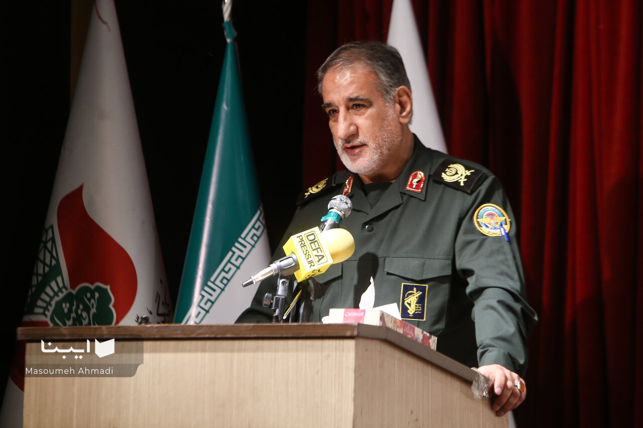 نمایش جهان از زاویه دید زنانه با تمرکز بر درونیات شخصیتها/فرار نویسنده از کلیشهها و چارچوبهای سنتی جنگ