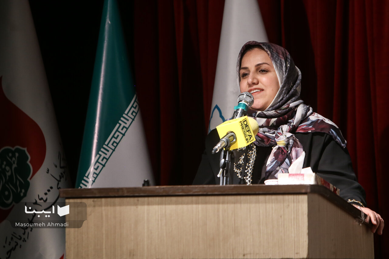 نمایش جهان از زاویه دید زنانه با تمرکز بر درونیات شخصیتها/فرار نویسنده از کلیشهها و چارچوبهای سنتی جنگ