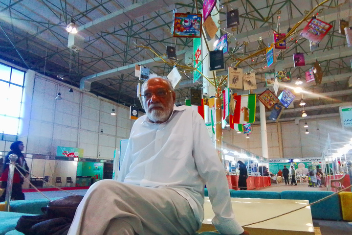 نظر مسن‌ترین مراجعه‌کننده نمایشگاه کتاب کیش در مورد کتاب چیست؟