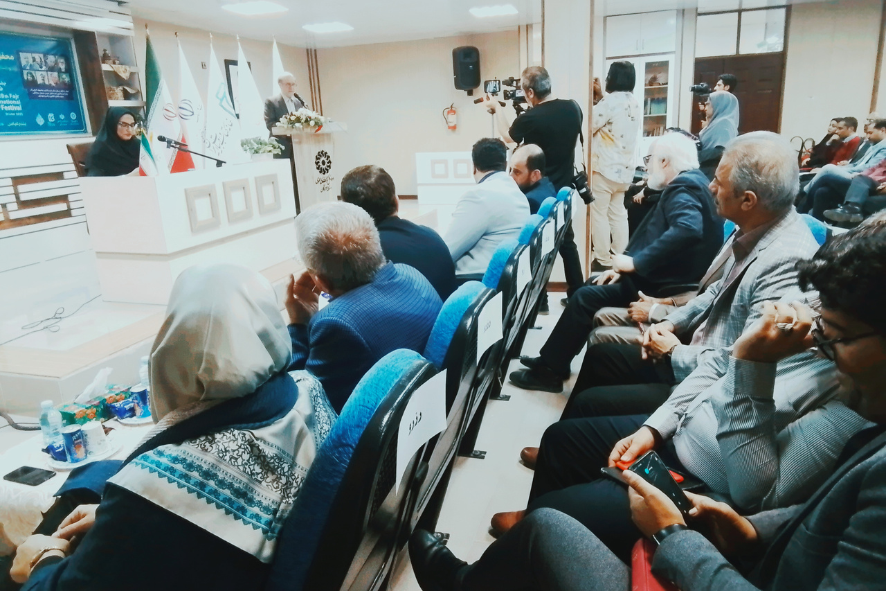 باز هم حادثه سیب که میافتد سرخ/ جای شک نیست که  تقدیر دل ما، عشق است