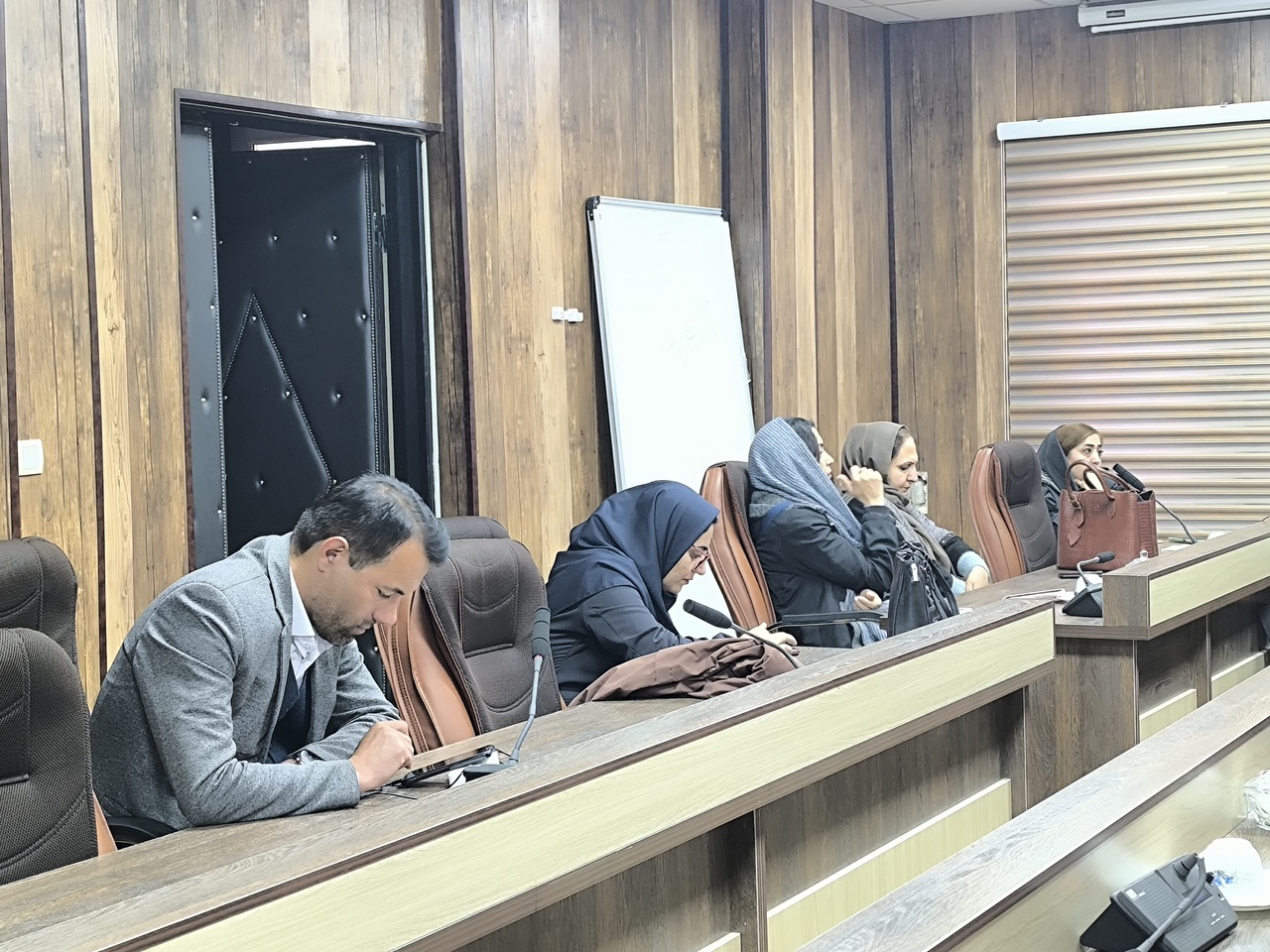 دنیا به دختران ضعیف و ساده آسیبهای بزرگی وارد میکند