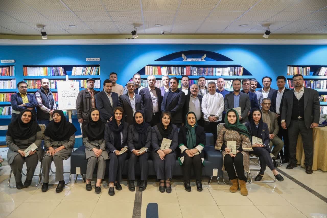 مراسم رونمایی و جشن امضای کتاب «به زن که از تمام جهان عاشقانهتر میمرد» در یزد برگزار شد
