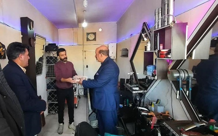 اهدای کتاب به آرایشگاههای کرج/ ترویج فرهنگ کتابخوانی در اماکن عمومی