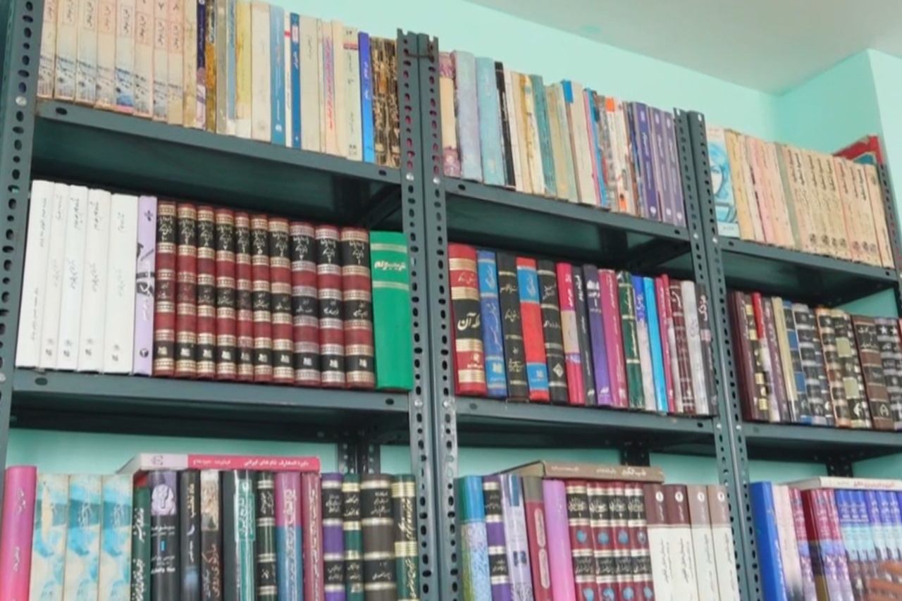 کتابخانه خانگی استاد بنّا همه اهالی روستا را کتابخوان کرد کتابخانه خانگی استاد بنّا همه اهالی روستا را کتابخوان کرد