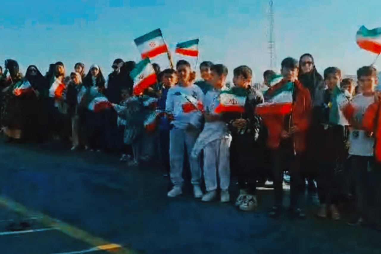 جامعه کتابخوان جاسک بر امواج دریای مکران پیروزی انقلاب را جشن گرفتند