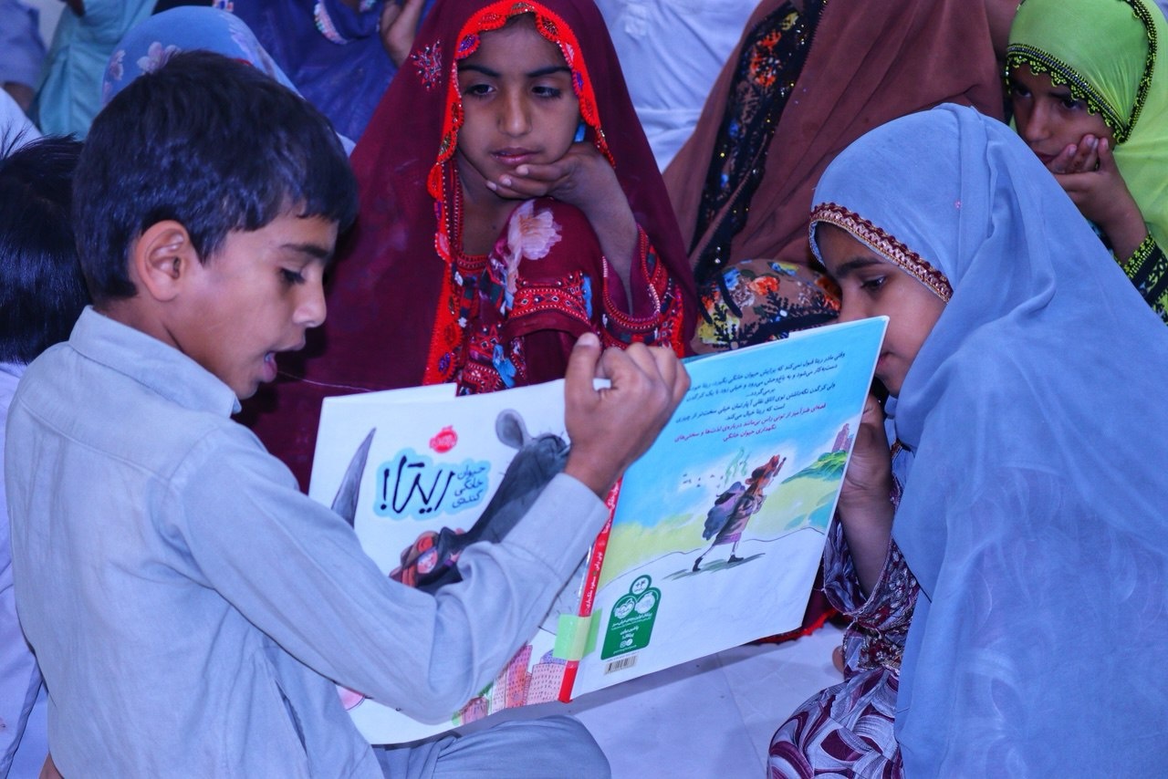 روایتی از مصائب کتابخوانی در دورافتادهترین روستای سیستان/از کتابخانه سیار شتری تا کسب عنوان دوستدار کتاب