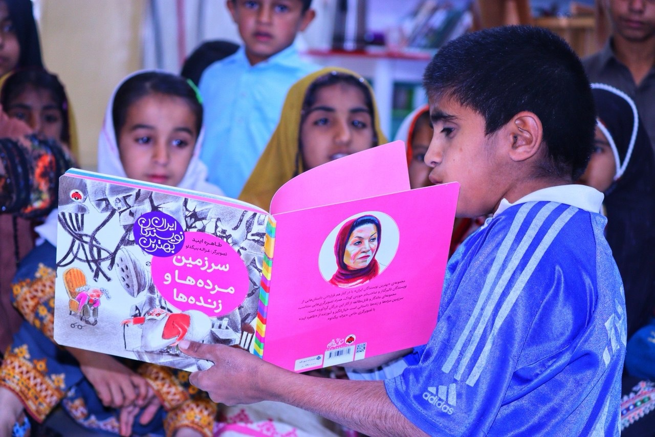 روایتی از مصائب کتابخوانی در دورافتادهترین روستای سیستان/از کتابخانه سیار شتری تا کسب عنوان دوستدار کتاب