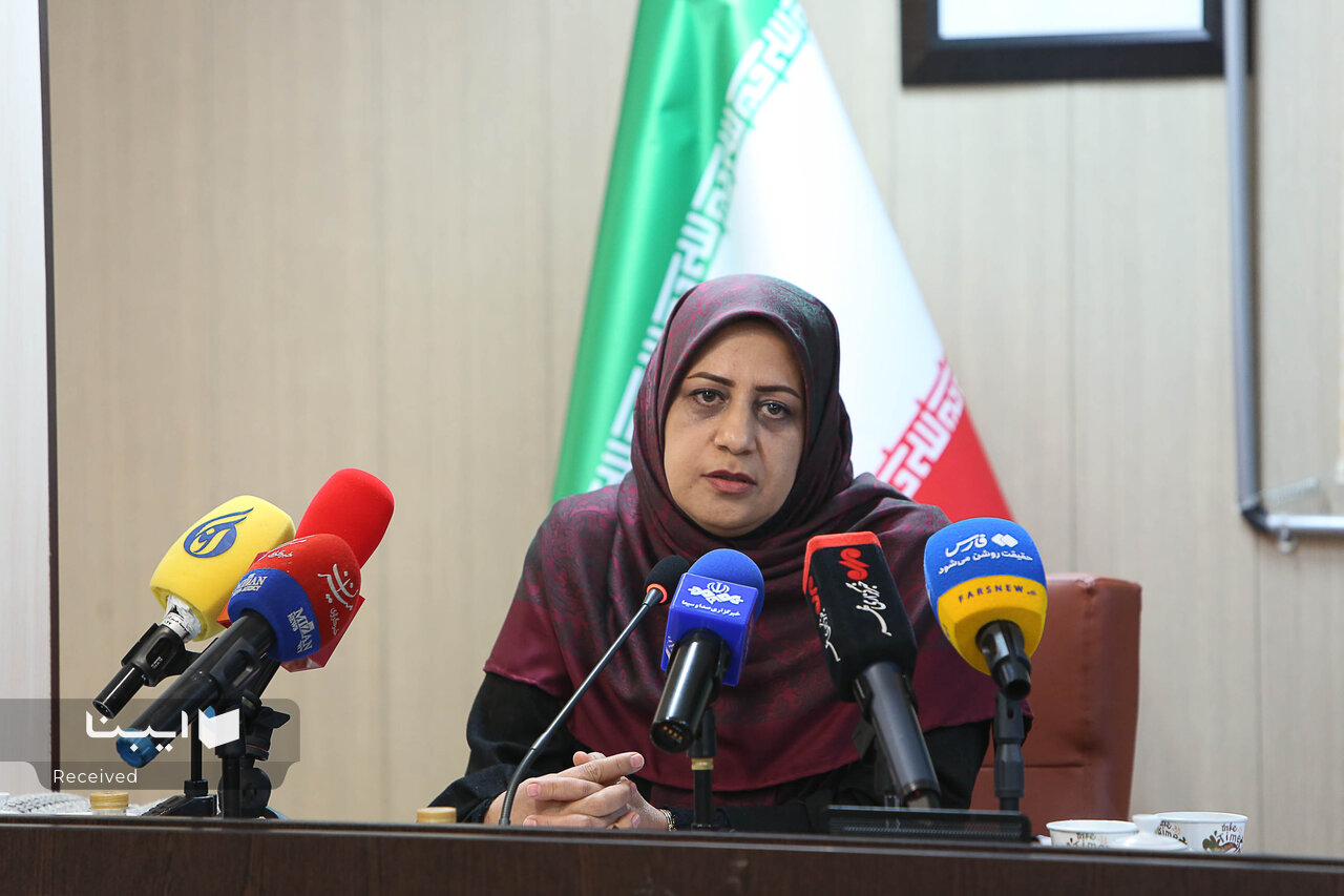 محافل شعر فجر را با هدف تمرکززدایی به استانها بردیم