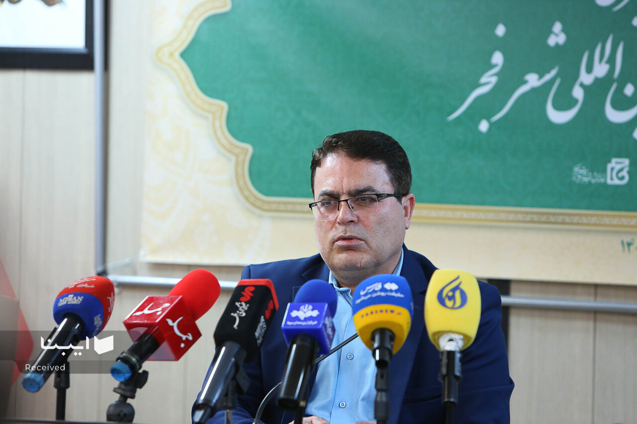 محافل شعر فجر را با هدف تمرکززدایی به استانها بردیم