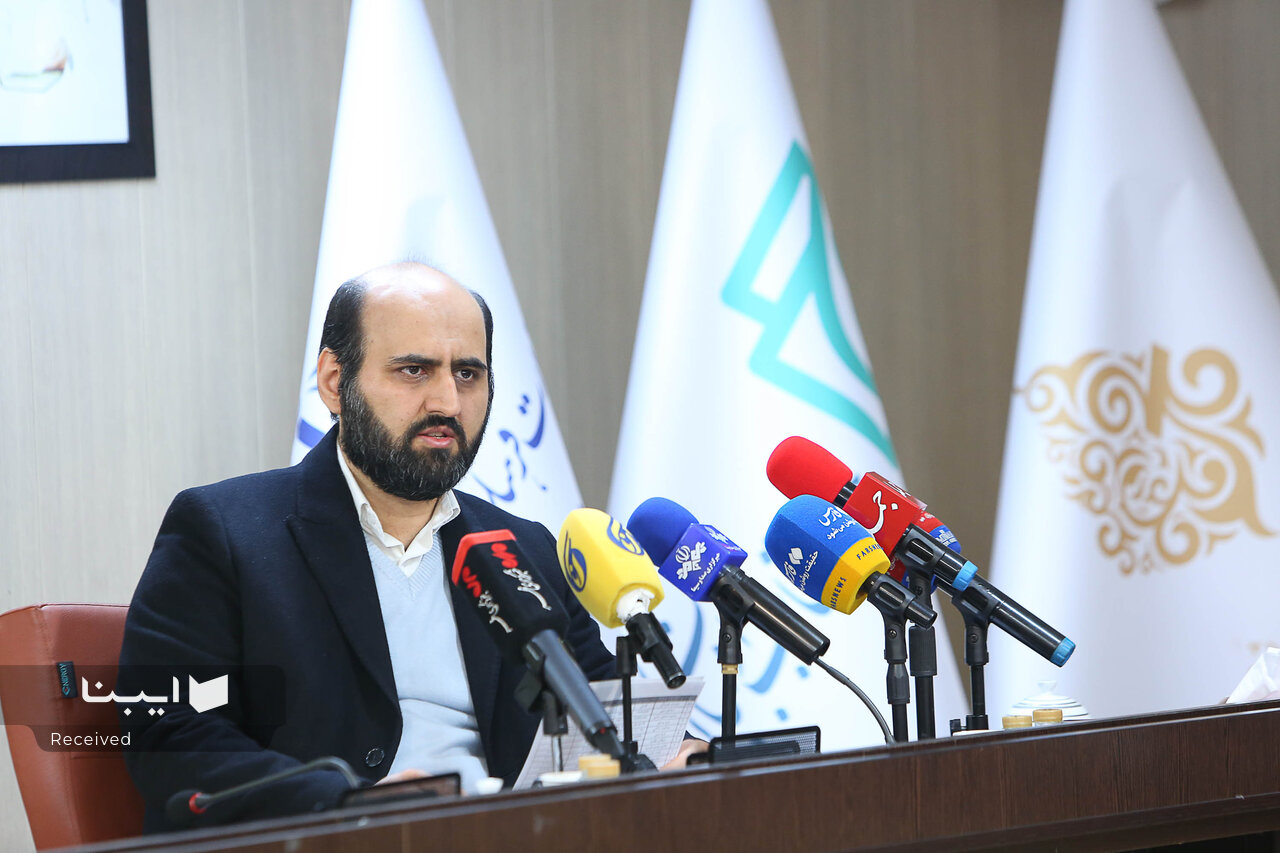 محافل شعر فجر را با هدف تمرکززدایی به استانها بردیم