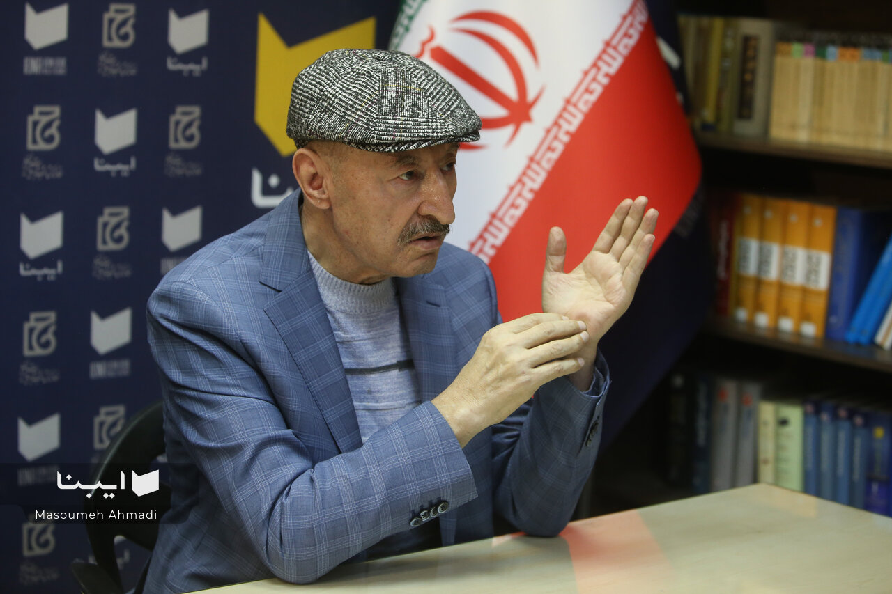 هر چه ایران قدرتمندتر باشد زبان فارسی پایدارتر می‌شود +مصاحبه تصویری