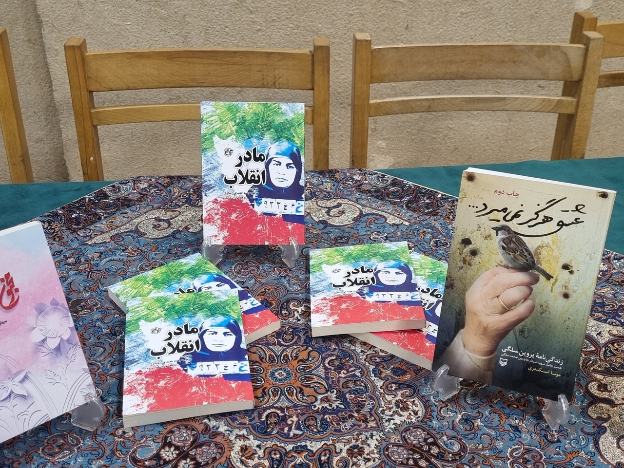 «مادر انقلاب» به دورهمی کافه رفیقانه رفت