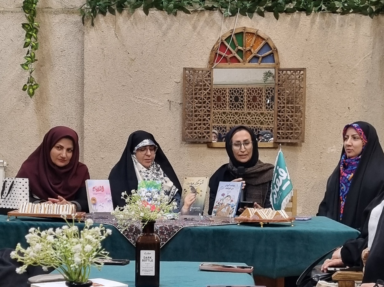 «مادر انقلاب» به دورهمی کافه رفیقانه رفت