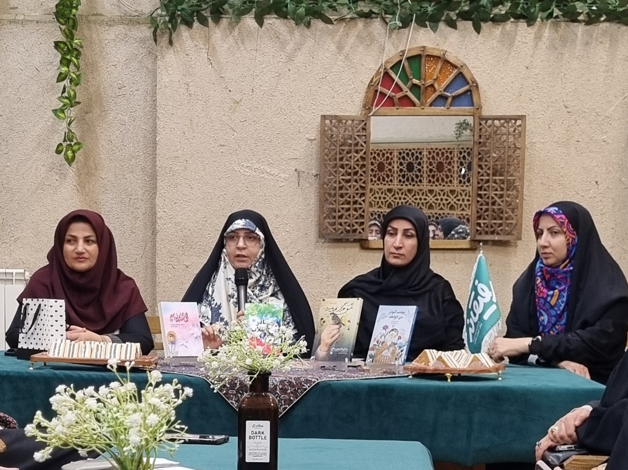 «مادر انقلاب» به دورهمی کافه رفیقانه رفت