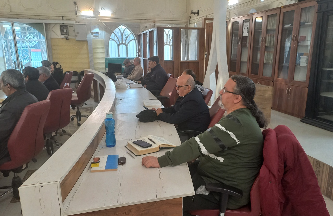 قصه سرگشتگی حافظ در حلقه خَمِ گیسویِ مَه رو و جام و ساقی