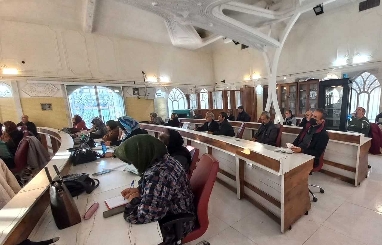 قصه سرگشتگی حافظ در حلقه خَمِ گیسویِ مَه رو و جام و ساقی