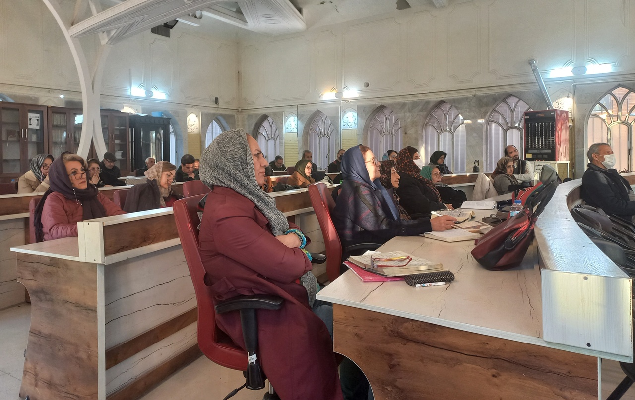 قصه سرگشتگی حافظ در حلقه خَمِ گیسویِ مَه رو و جام و ساقی