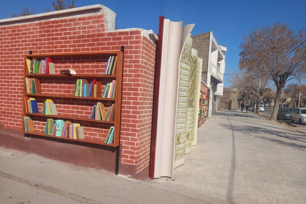 اولین نماد نوروزی شهر جاجرم با نماد کتاب نصب شد