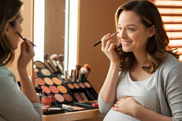 آرایش در بارداری ضرر دارد؟ خطرات آرایش در دوران بارداری