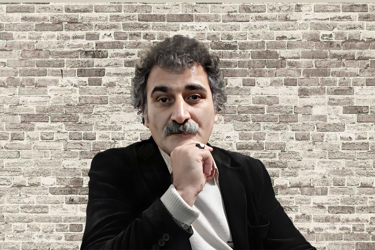 قیاس شاعران غیر هم‌عصر، پس‌رونده و نامعقول است