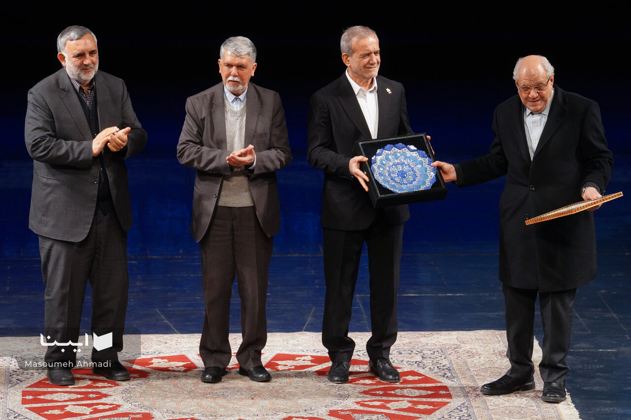 جایزه کتاب سال برگزیدگان خود را شناخت/ تجلیل از غلامرضا اعوانی جایزه کتاب سال برگزیدگان خود را شناخت/ تجلیل از غلامرضا اعوانی