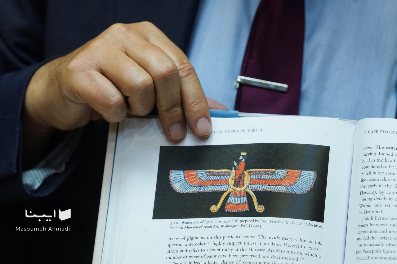 رنگ در دل بنای تخت جمشید نهادینه شده بود/ حفاظت از بقایای چندرنگی در هنر هخامنشی