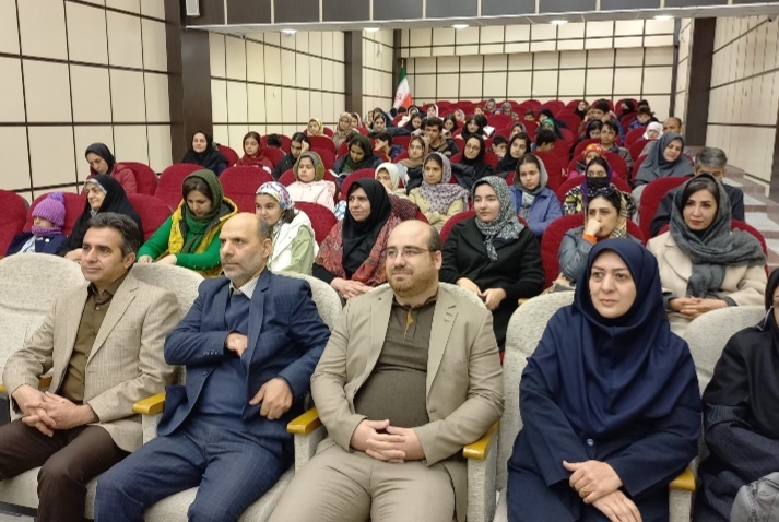 کتاب «سایه هیولا» در همنشینی ادبی «دو پنجره» استان مرکزی نقد شد