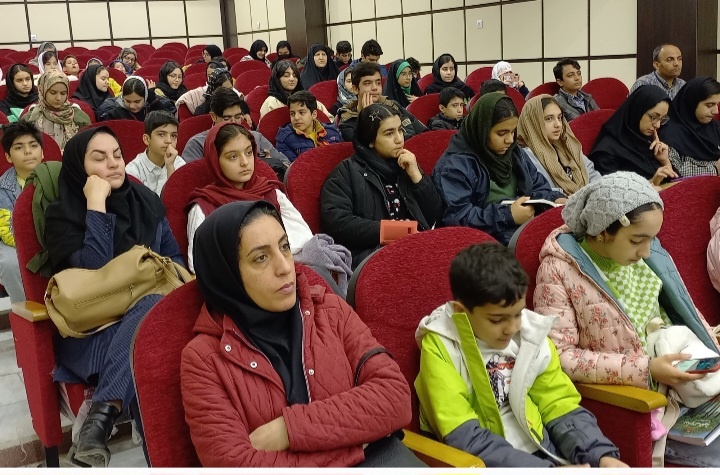 کتاب «سایه هیولا» در همنشینی ادبی «دو پنجره» استان مرکزی نقد شد