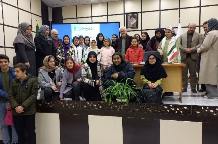 کتاب «سایه هیولا» در همنشینی ادبی «دو پنجره» استان مرکزی نقد شد