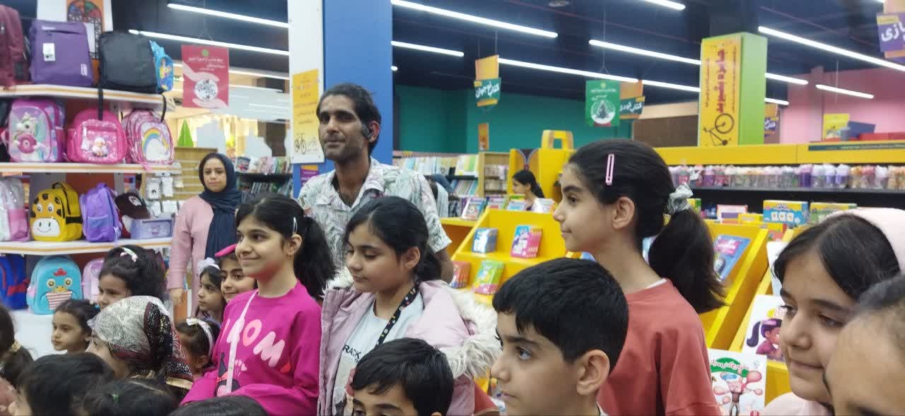 مروج جوان کتاب با قصهگویی عشق به کتاب میپراکند/ جای کار زیاد برای قصههای بومی