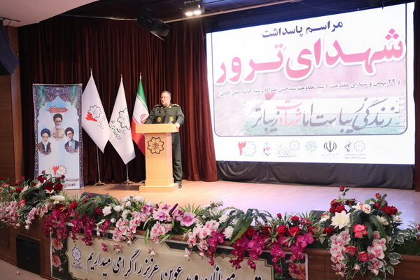 رونمایی از کتاب نخستین دانشآموز قربانی ترور در تبریز/ «چراغ خانهام»؛ روایت زندگی پدر و پسر شهید