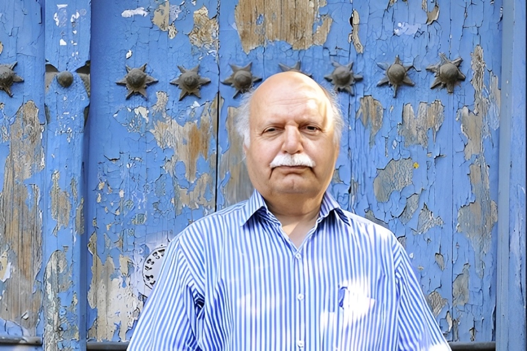 آن‌قدر تشنه خواندن بودم که کتاب‌های درسی برادر بزرگ‌ترم را می‌خواندم