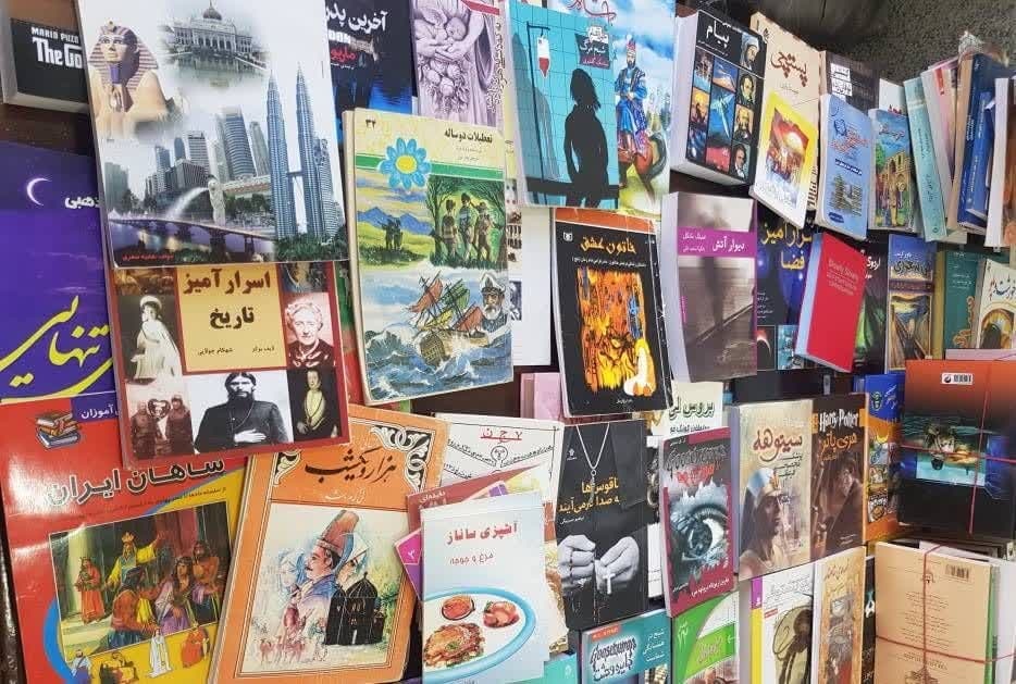 تور کتابخانهگردی در بجستان/ اهدای کتاب در قوچان