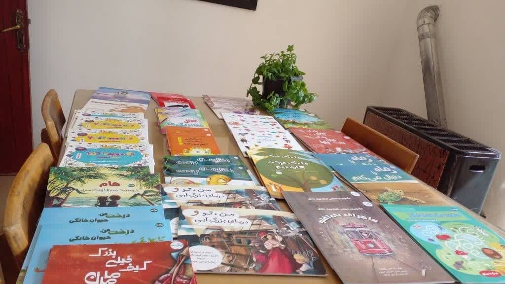 تور کتابخانهگردی در بجستان/ اهدای کتاب در قوچان